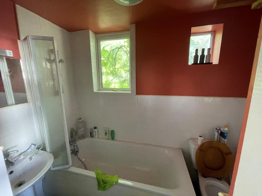 Lot: 2 - HOUSE FOR REPAIR AND REFURBISHMENT - Bathroom with W.C.